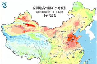 悠着点呀？詹姆斯赛前在球场秀原地起跳双手暴扣！